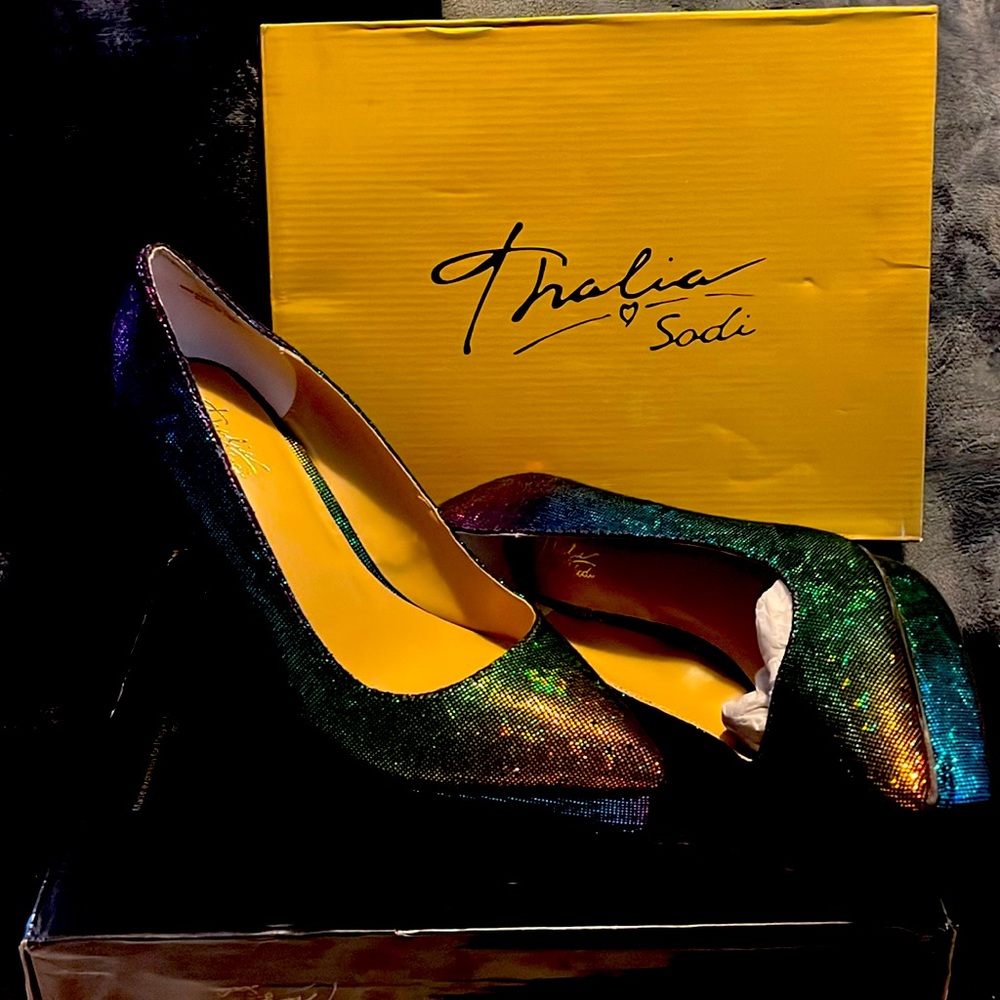 NWT beautiful pumps